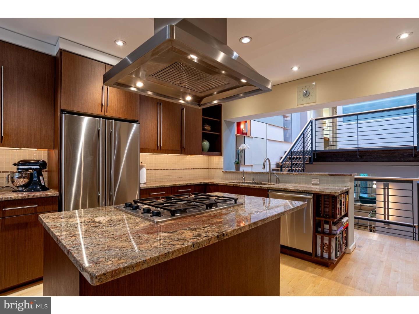 QUEEN VILLAGE - Residential