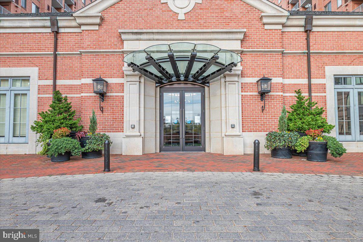 GALLERY AT WHITE FLINT - Residential