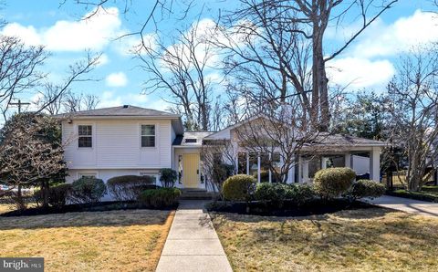 Photo of 4400 Delmont Lane, KENSINGTON, MD 20895 (MLS # MDMC2166598)