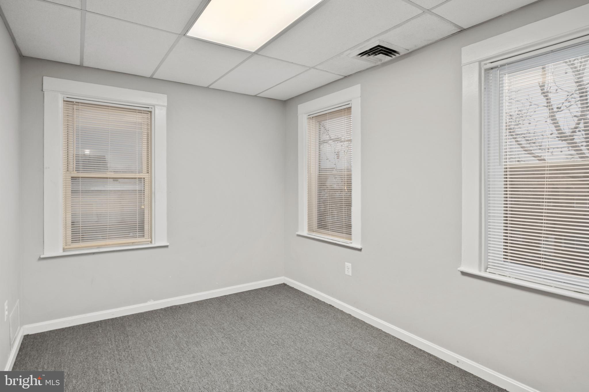 FRANKFORD - Commercial Sale