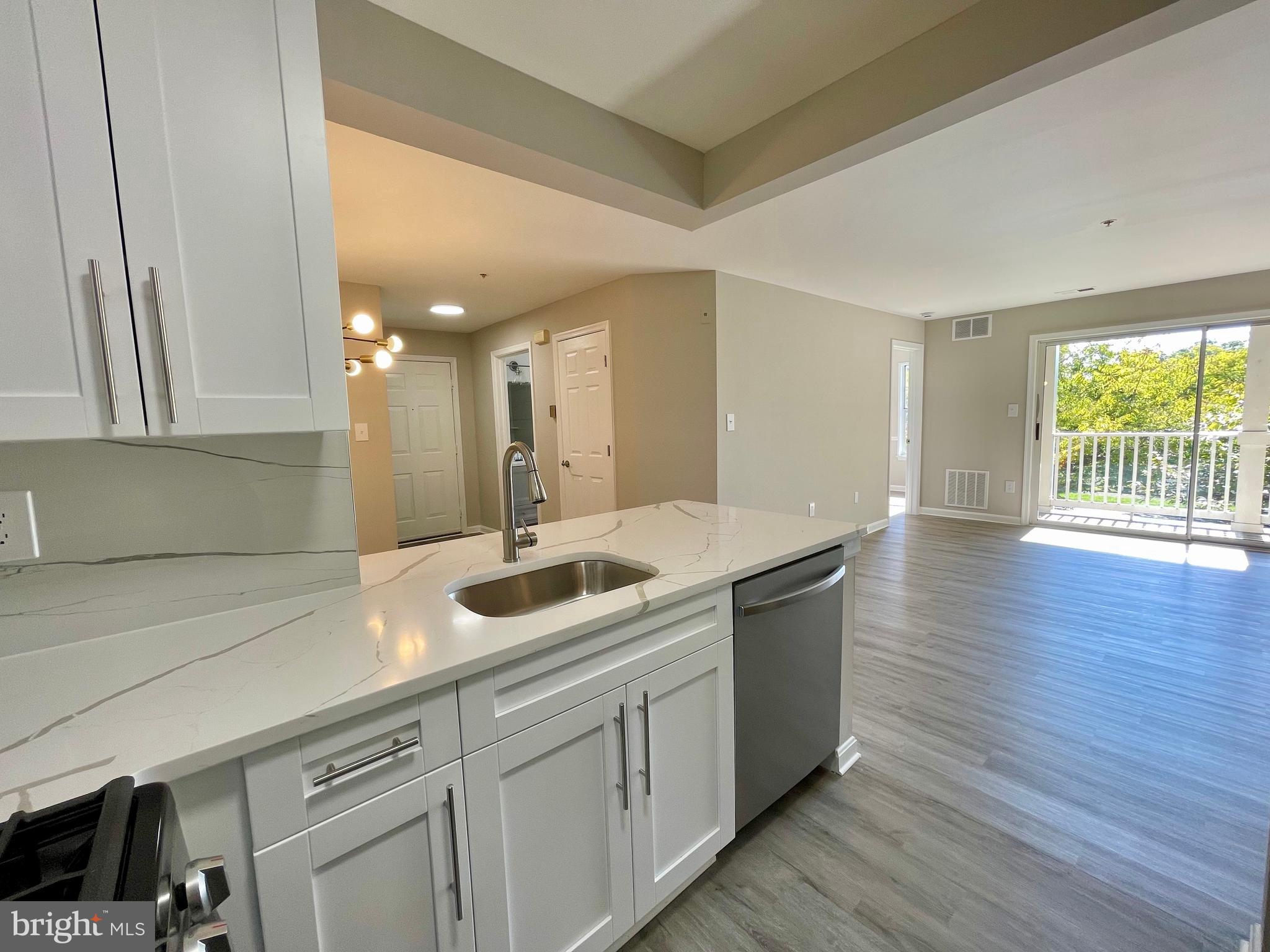 Professional remodeled 2 bedroom/ 2 bathroom. New Kitchen cabinets/counter top/appliances, New bathroom tiles/vanities. New Floors, New paint, New Washer/Dryer in unit. Great Amenities, Water is included in The Condo Fees. Great location and public transportations, walking distance to shopping centers.