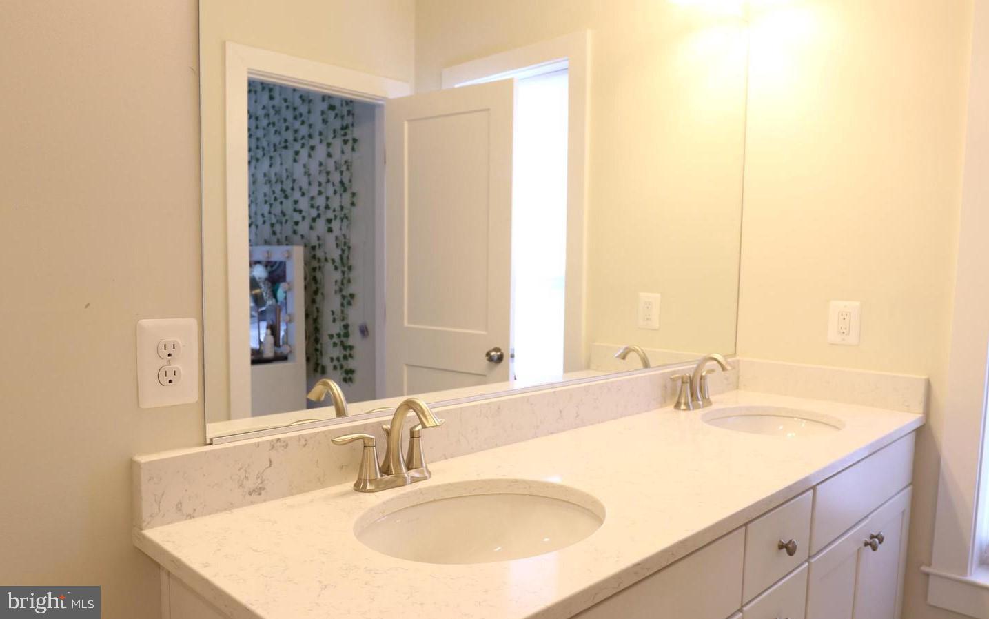 ASHBURN OVERLOOK - Residential Lease