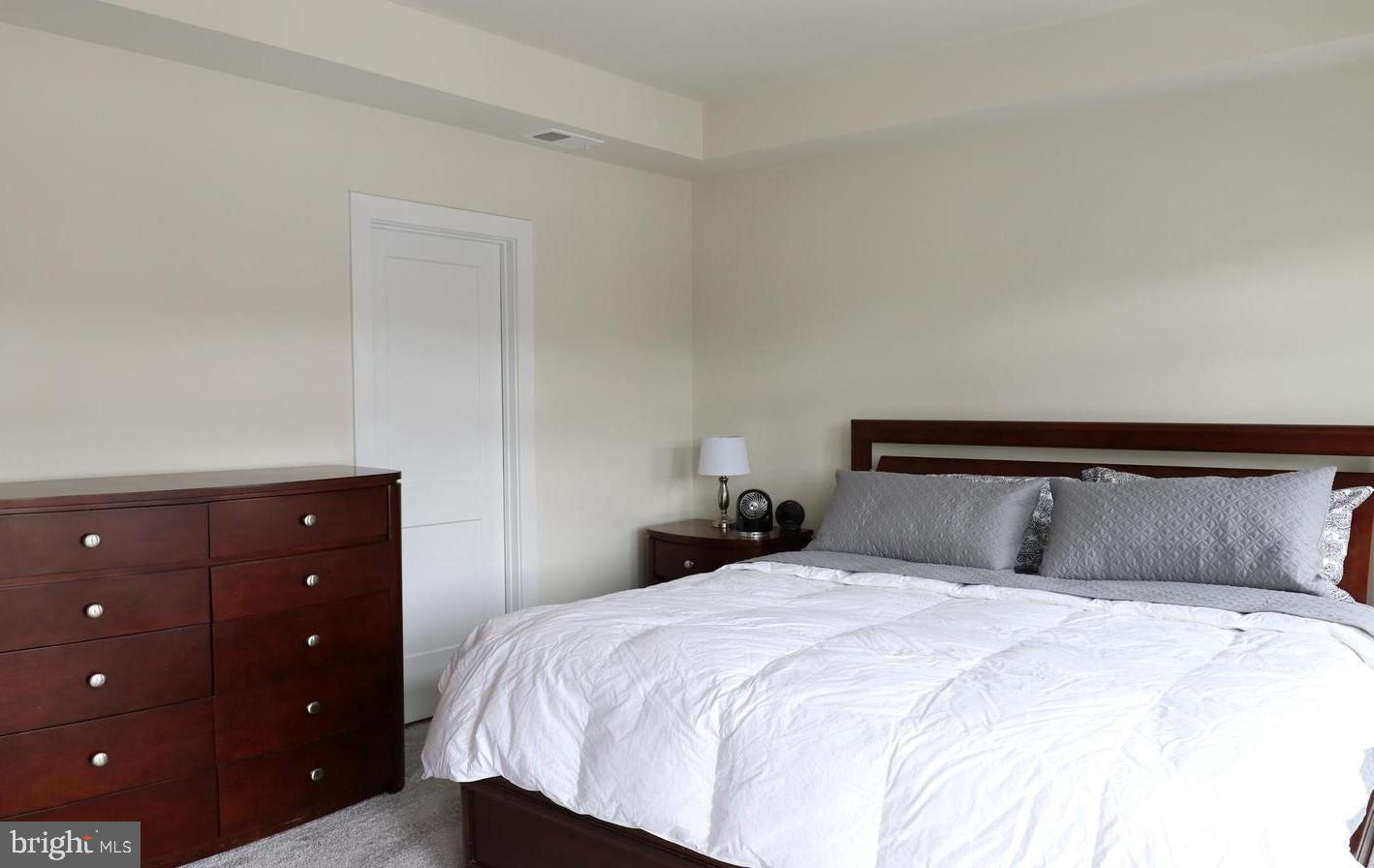 ASHBURN OVERLOOK - Residential Lease