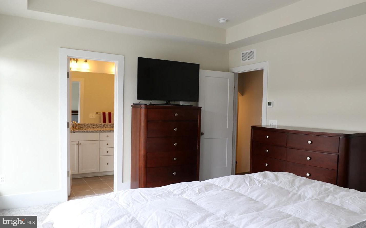 ASHBURN OVERLOOK - Residential Lease