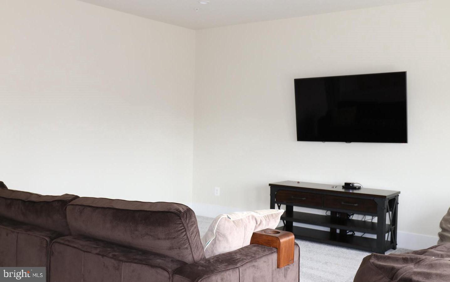 ASHBURN OVERLOOK - Residential Lease