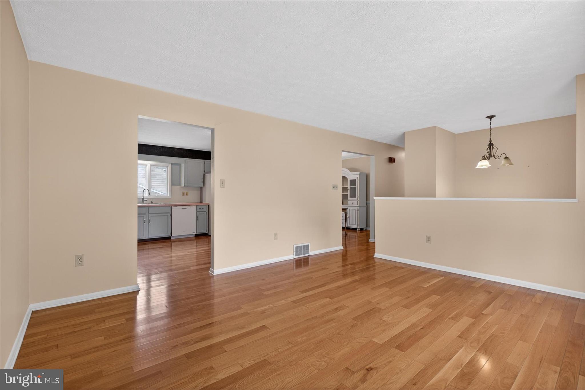 807 LANCELOT AVENUE