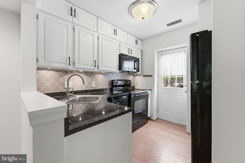 Photo of 1405 E Abingdon Drive #1, ALEXANDRIA, VA 22314 (MLS # VAAX2054878)