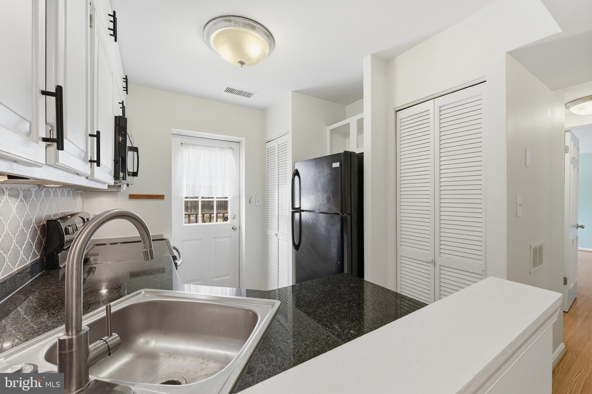 1405 E ABINGDON DRIVE 1