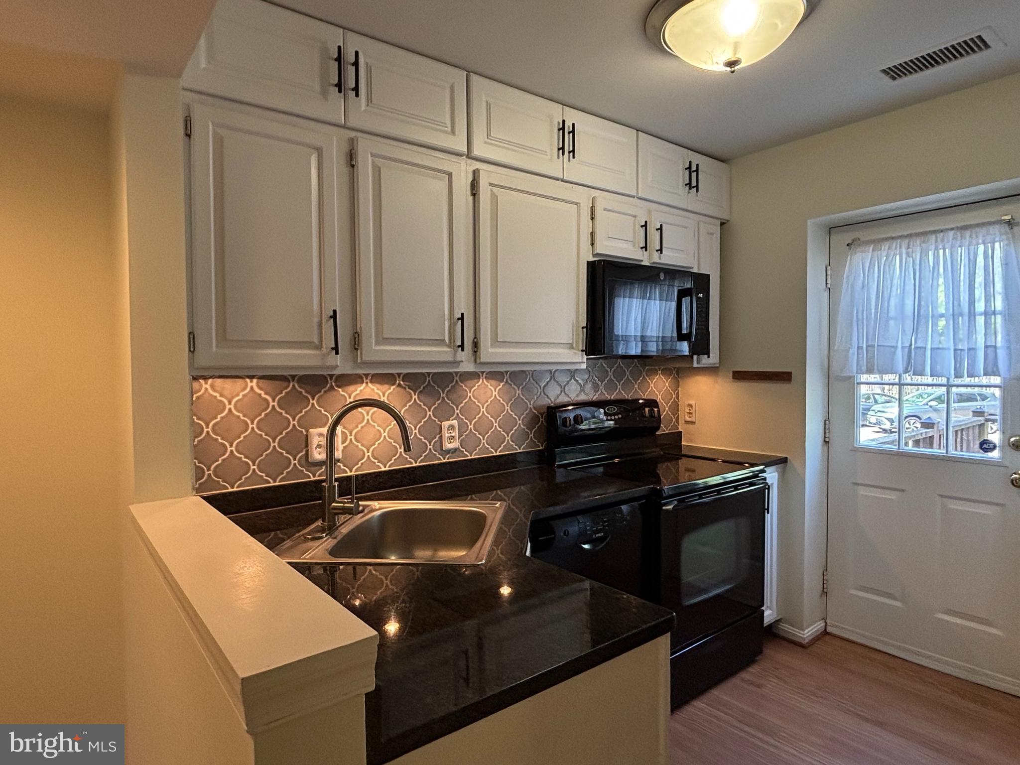 1405 E ABINGDON DRIVE 1