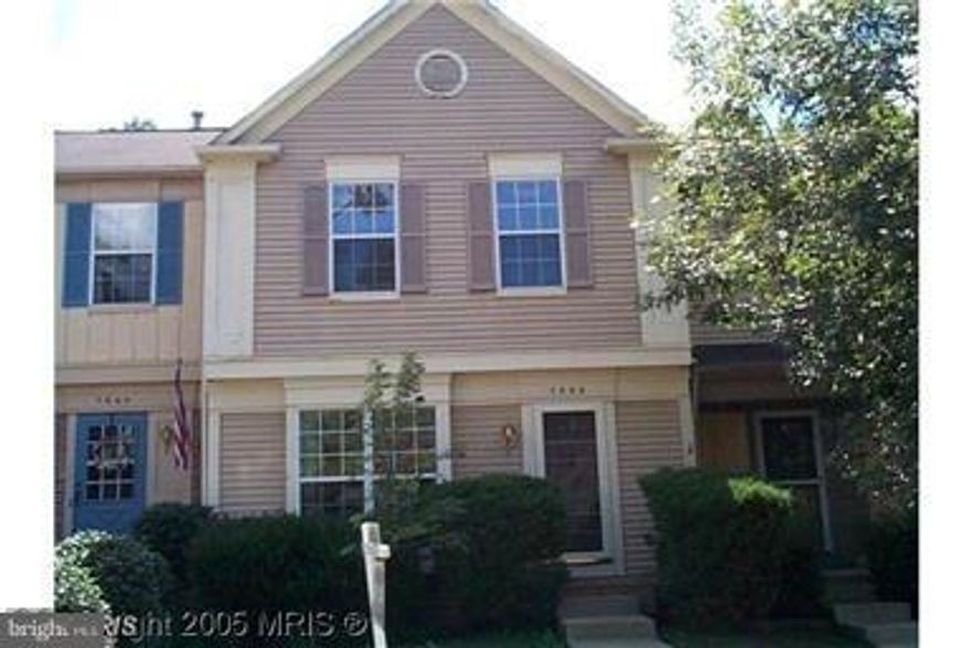 GREAT location in highly desireable Paradise area of Bull Run. Short walk to Mullen ES. Rear kitchen with slider into back yard. Shows very well, some drywall repair in process. Skylight in Master Bath. Soaking tub and separate shower. GAS utilities. Processing