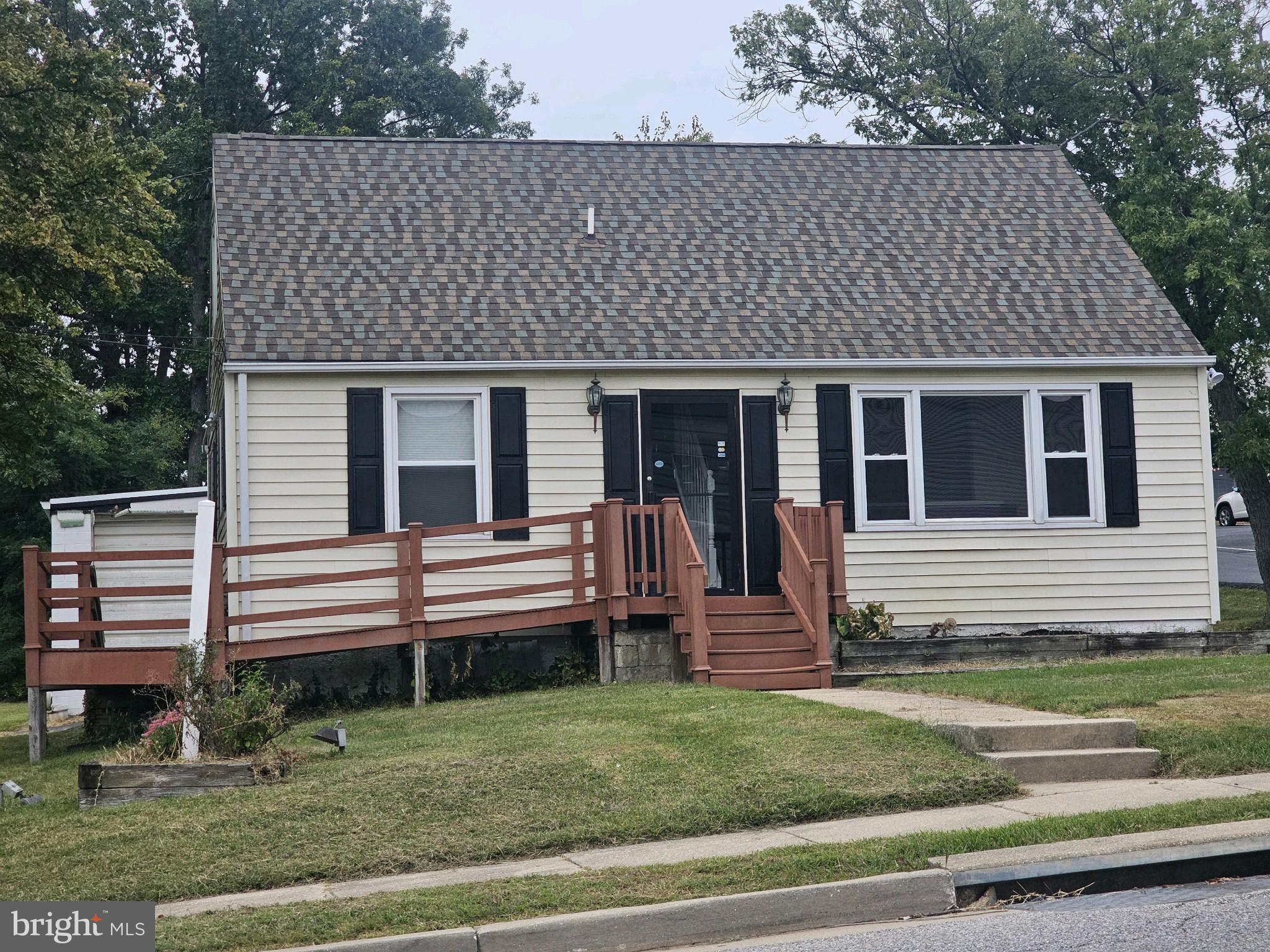 Main image without alt text