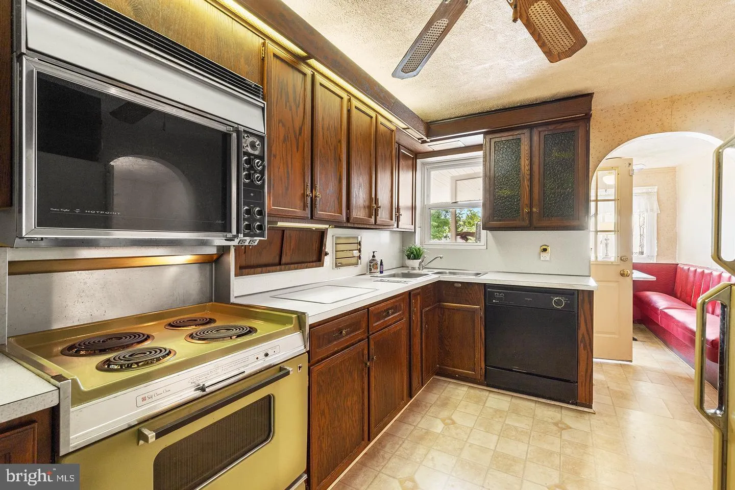 Norristown, Pennsylvania 19401, United States, 5 Bedrooms Bedrooms, ,2 BathroomsBathrooms,Residential,Contingent,80693