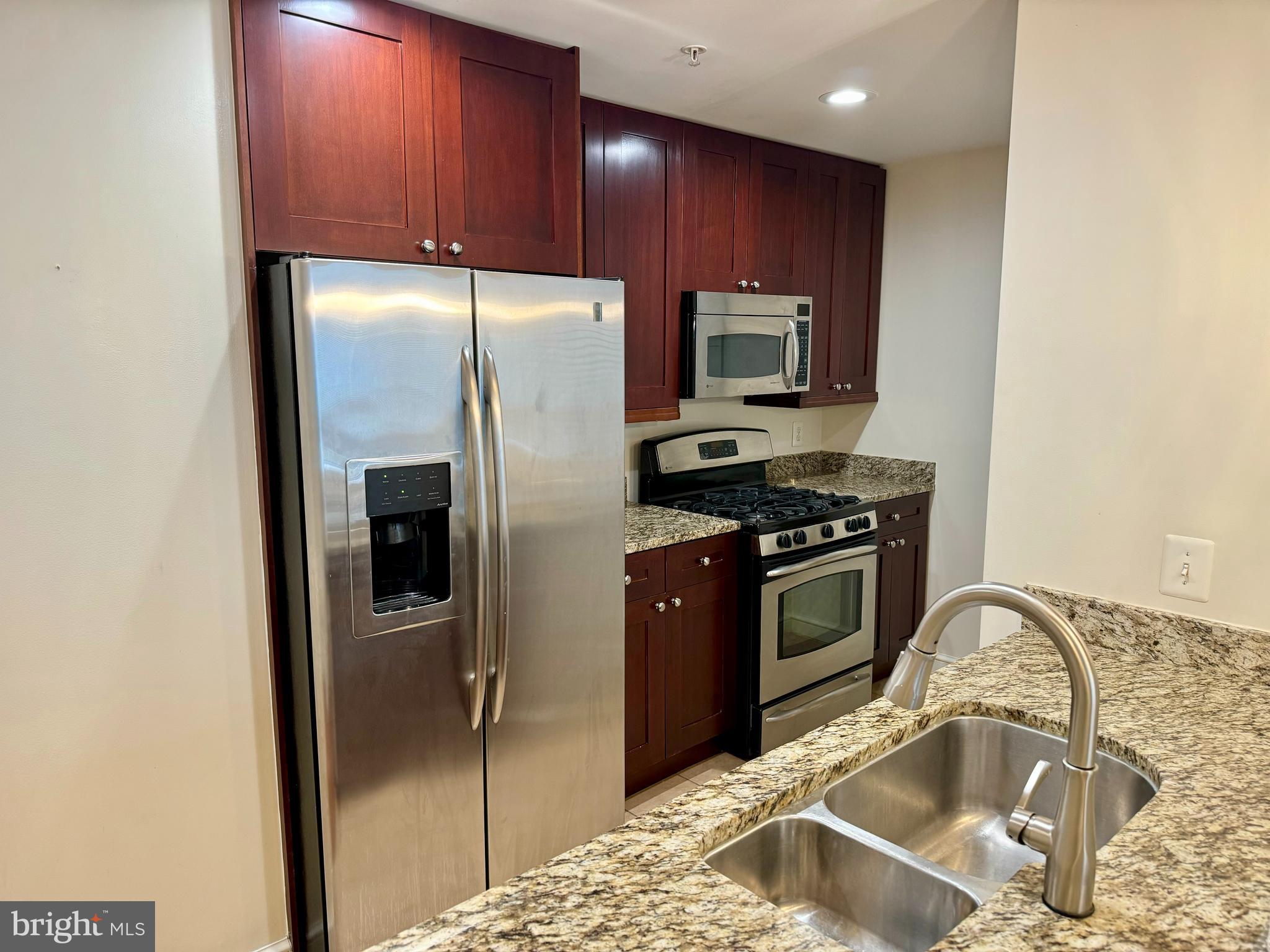 MIDTOWN AT RESTON TOWN CENTER - Residential