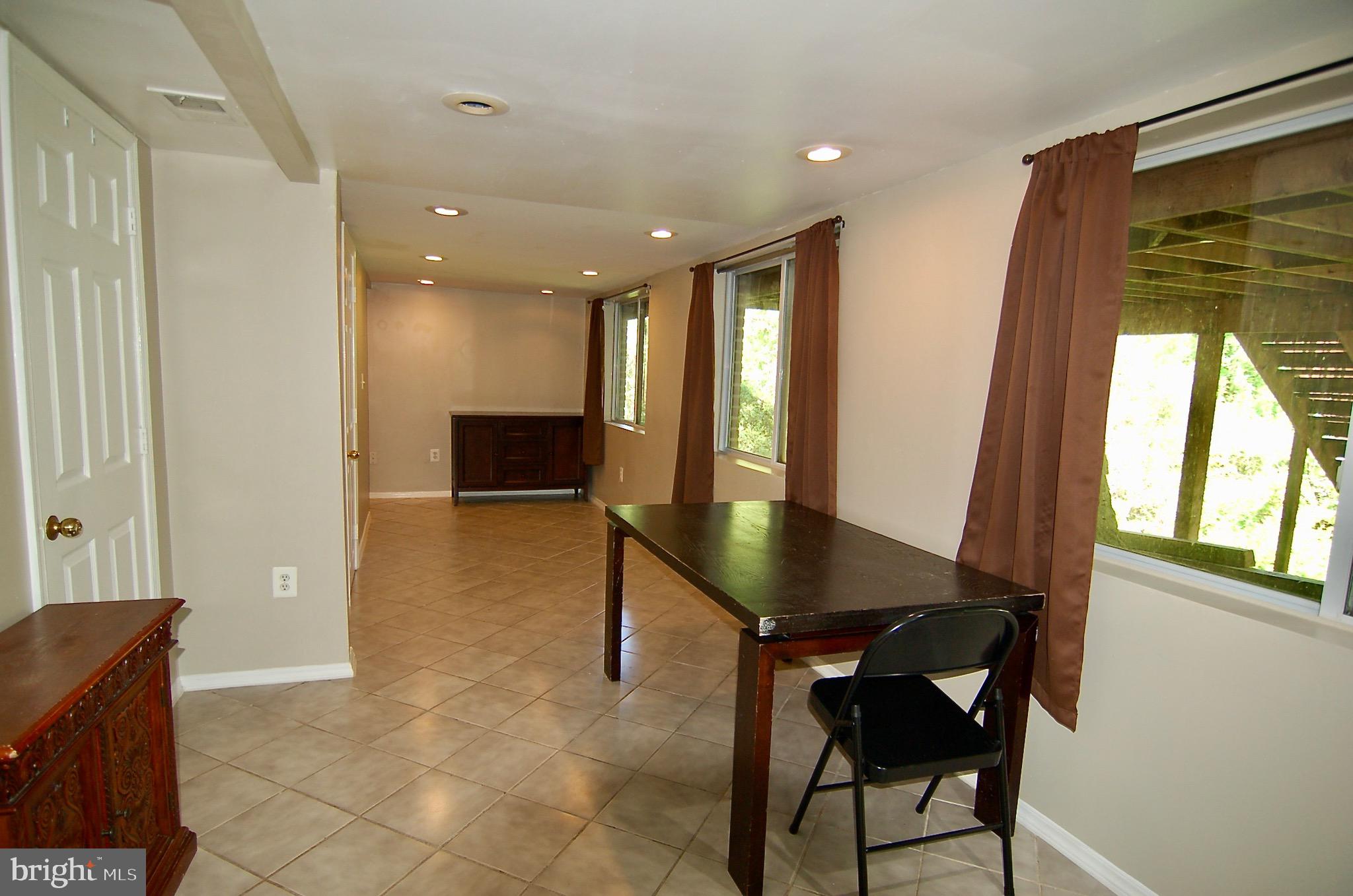 BROYHILL LANGLEY ESTATES - Residential Lease