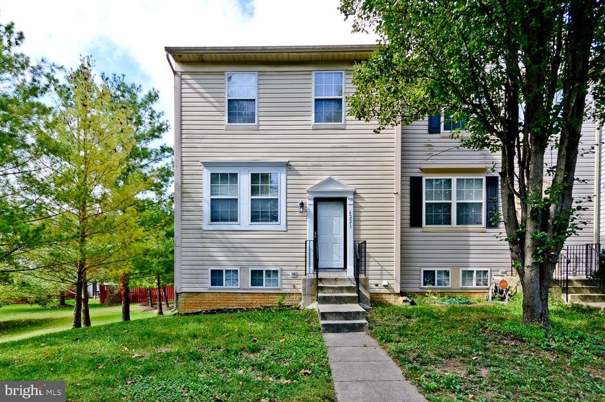 1-2-3 This home will be SOLD quickly!   Great Starter Home on the Corner!!!  It is a 3 Level colonial with a
full walk out basement with a fireplace... leads out to the back yard with a privacy fence.  Deck off the dining area and kitchen.  It's convenient to transportation and all the major thoroughfares in the DMV.  And for extra entertainment it near shopping and dining.  And just a few minutes from the festivities of the National Harbor featuring the MGM and all kinds of fun.  HURRY!!!  BEFORE IT IS GONE!!!