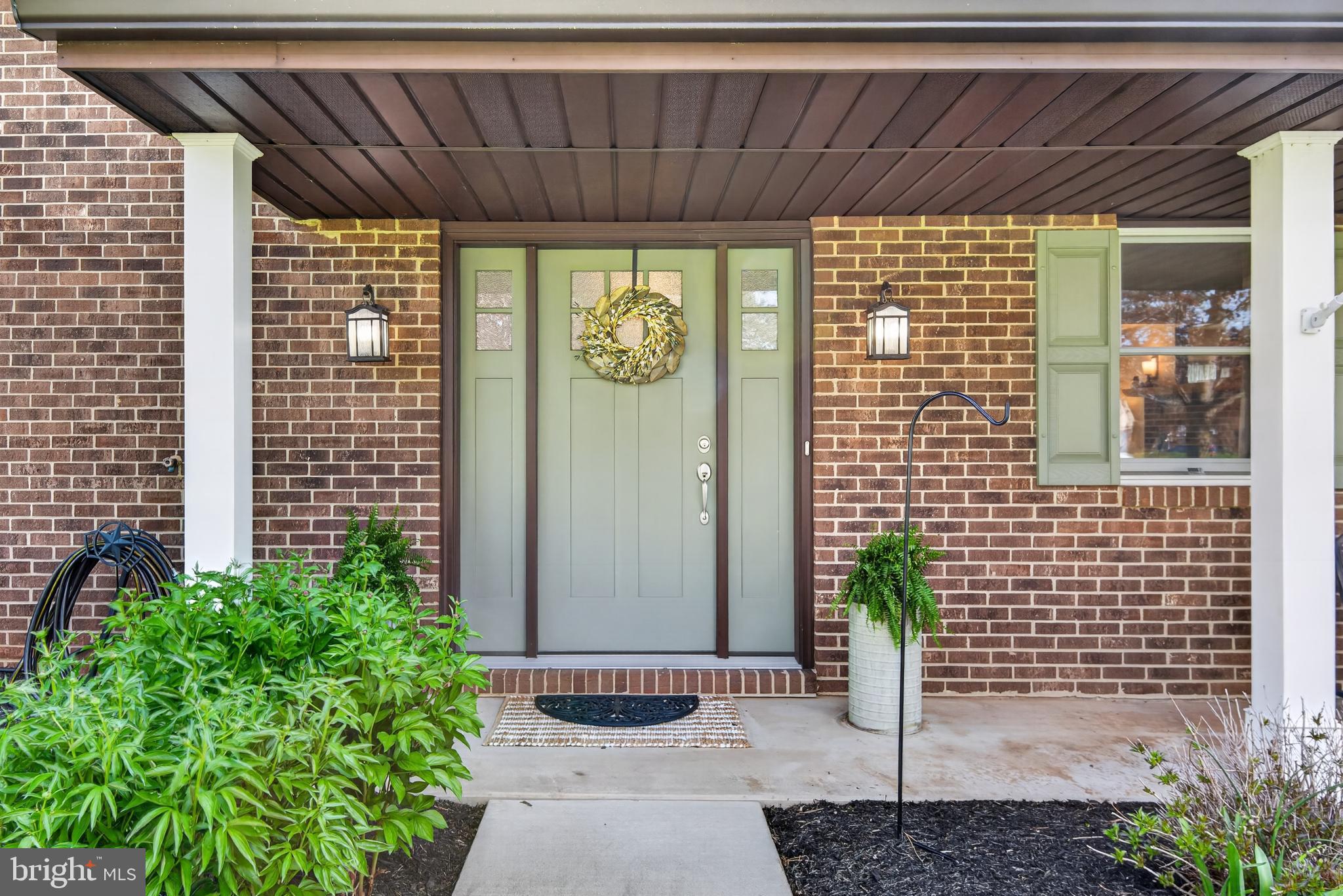 1612 YORKTOWNE DRIVE