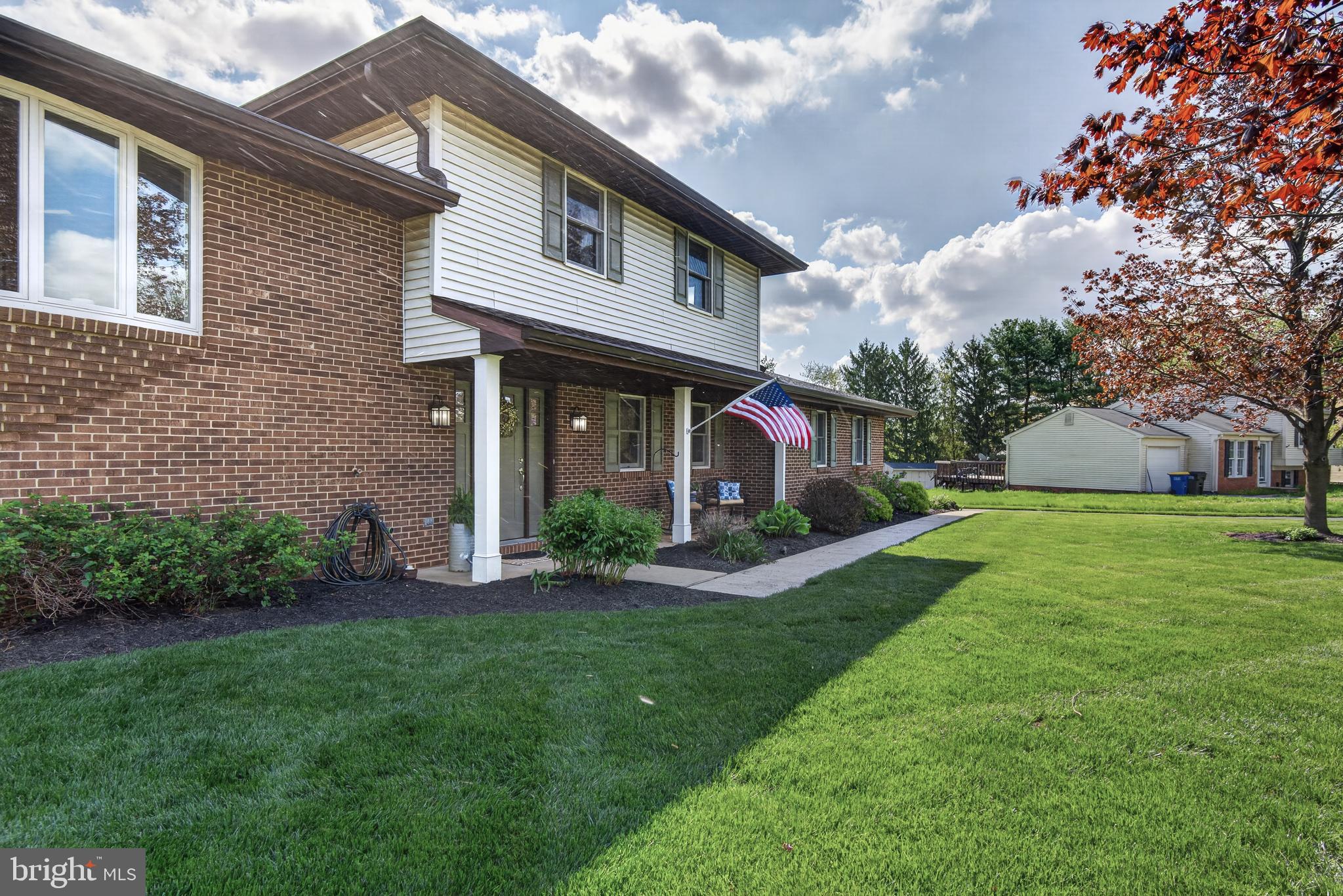 1612 YORKTOWNE DRIVE