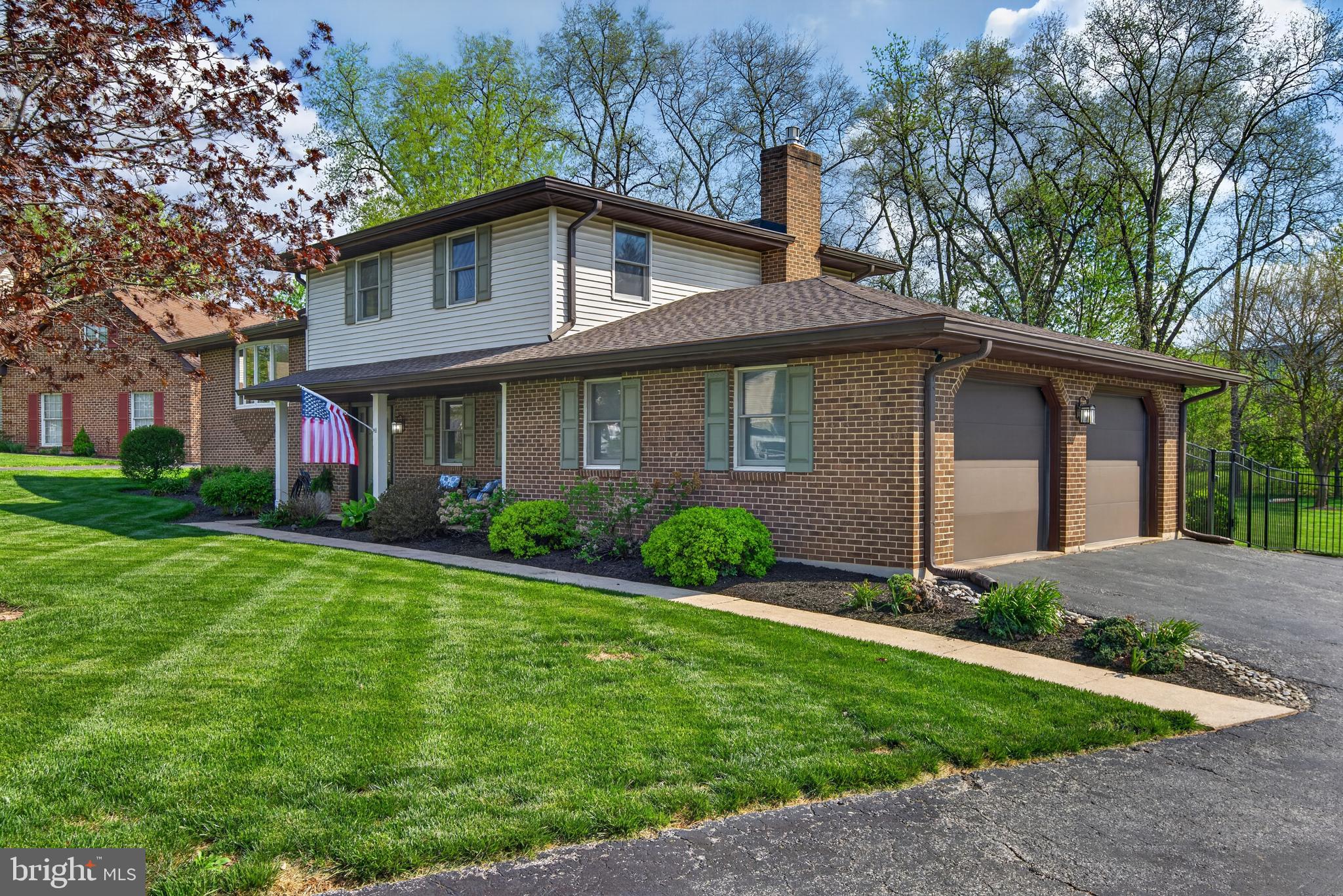 1612 YORKTOWNE DRIVE