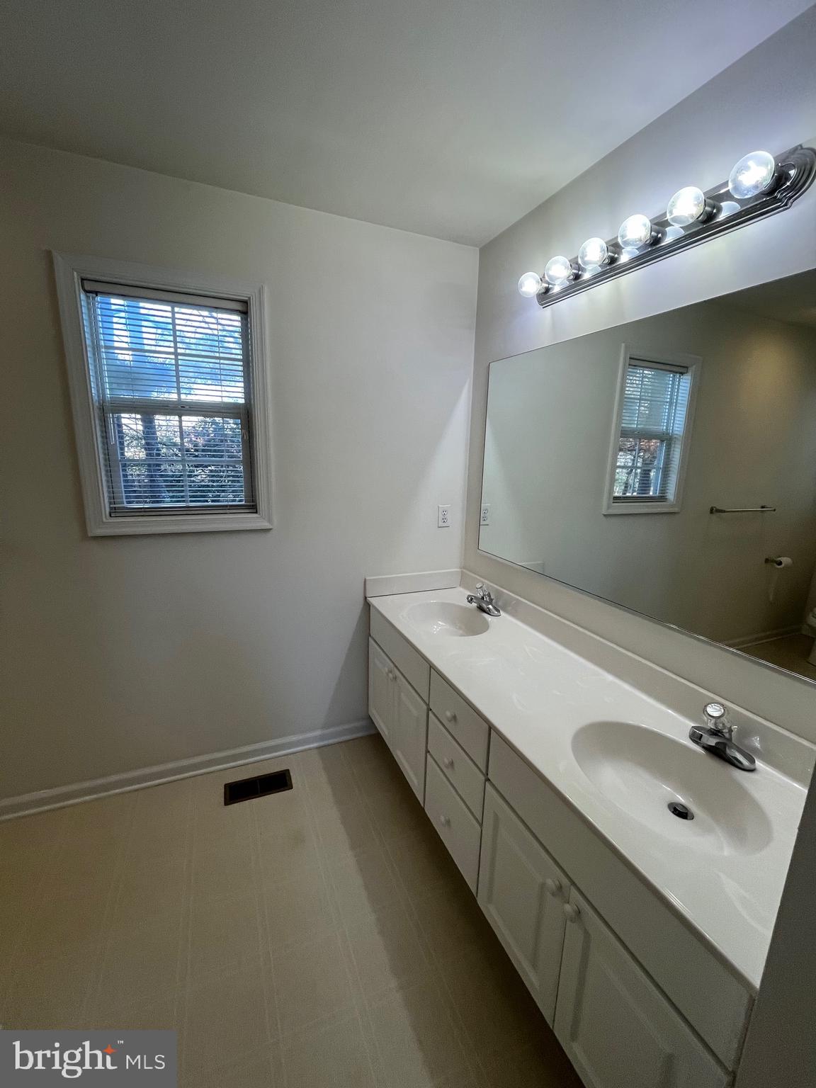 SCHOOLHOUSE COMMONS - Residential Lease