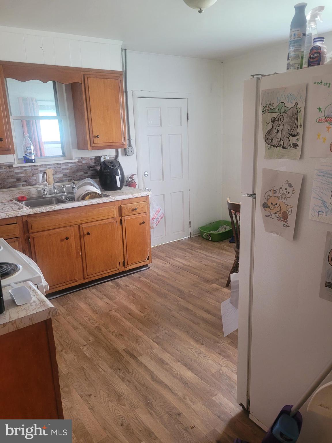 Main image without alt text