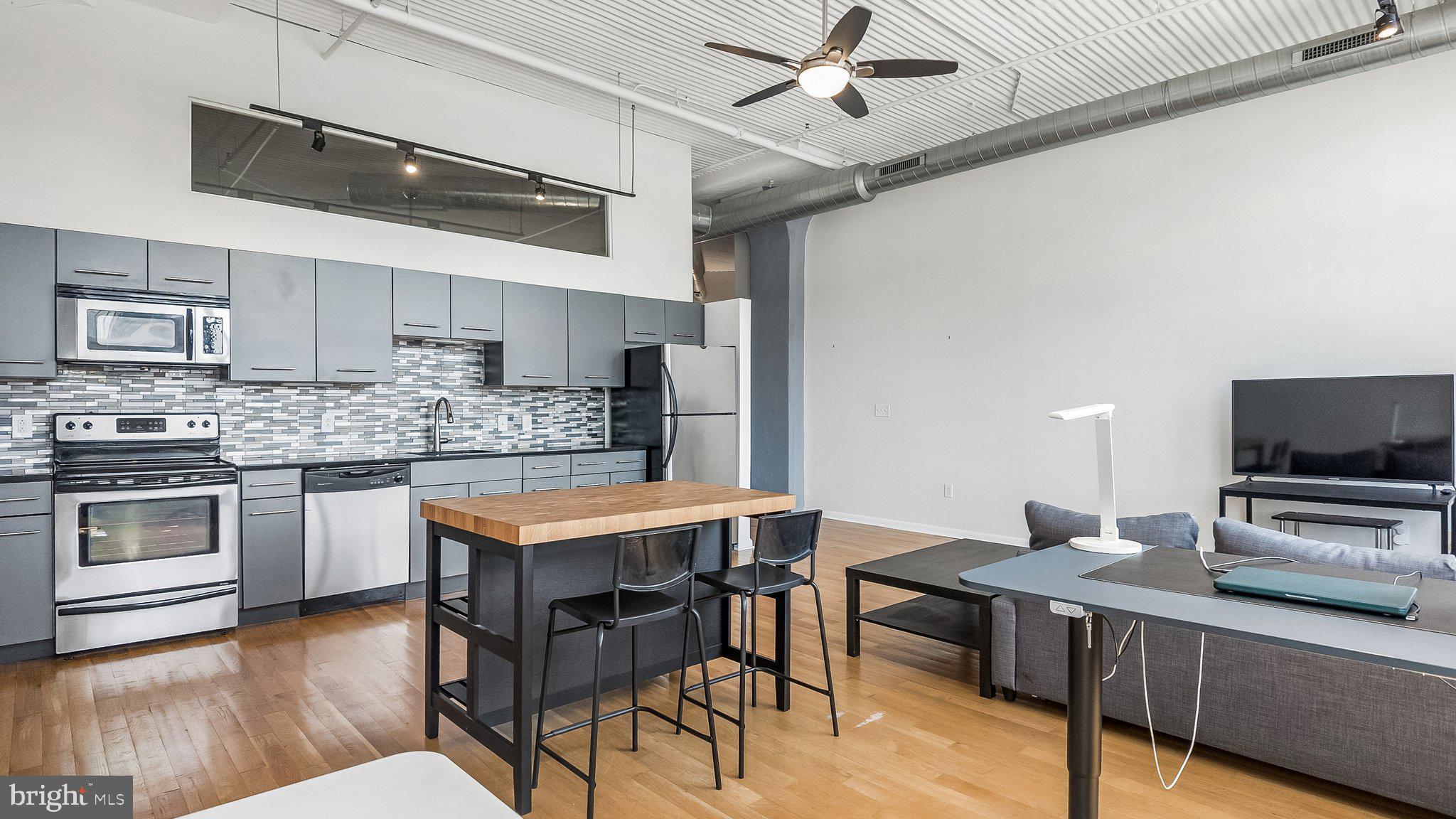 LOGAN SQUARE - Residential