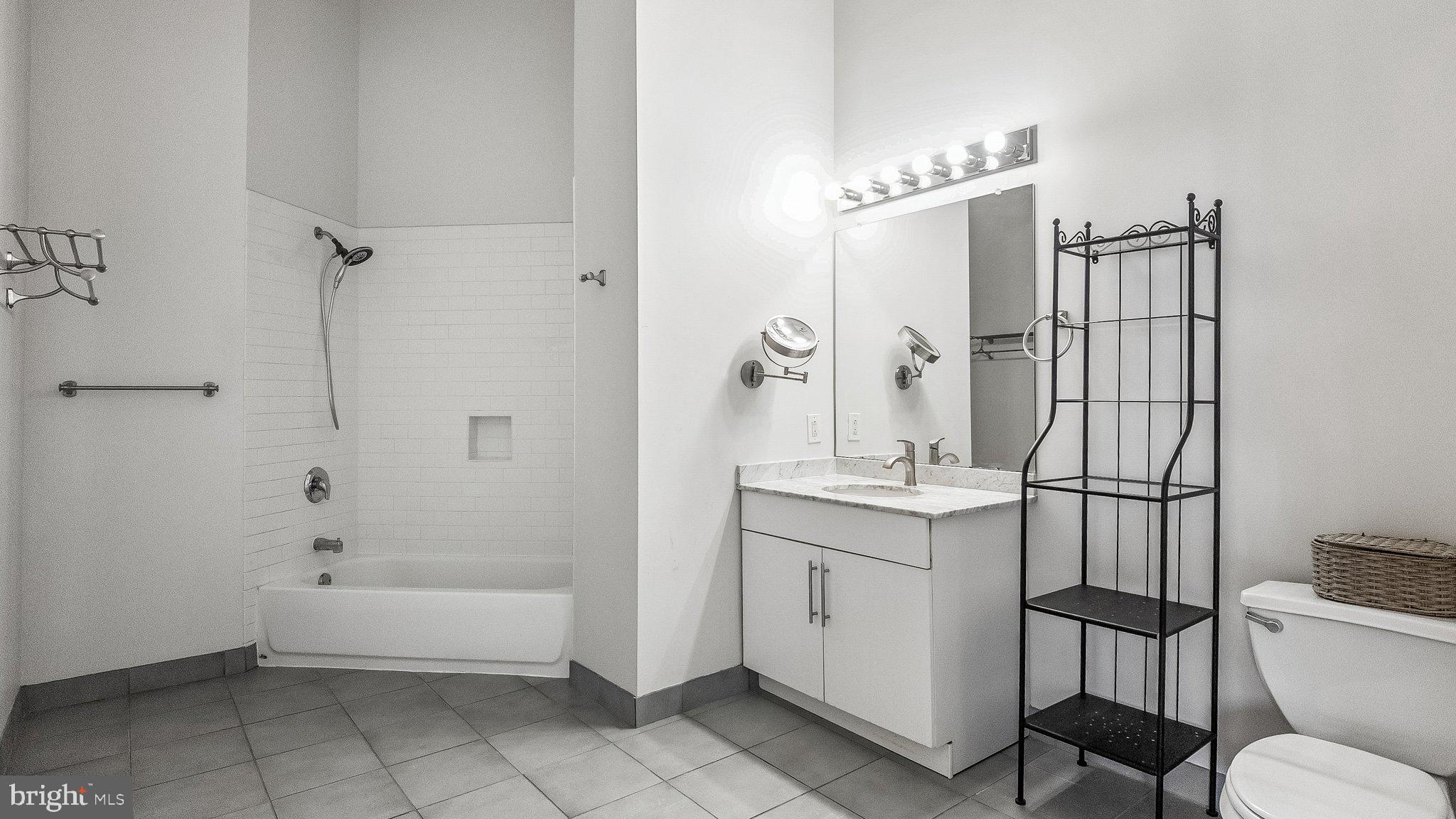 LOGAN SQUARE - Residential