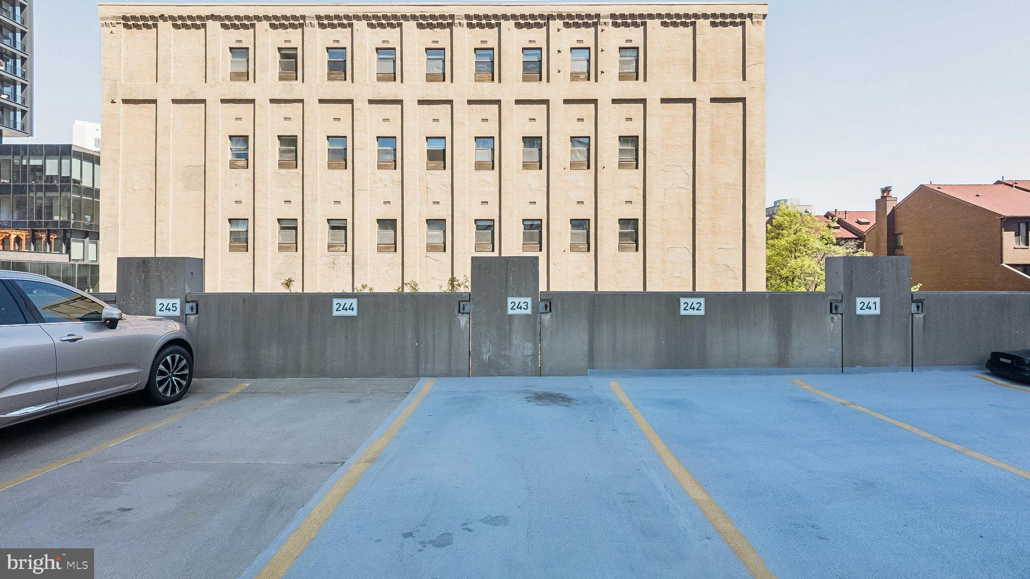 LOGAN SQUARE - Residential