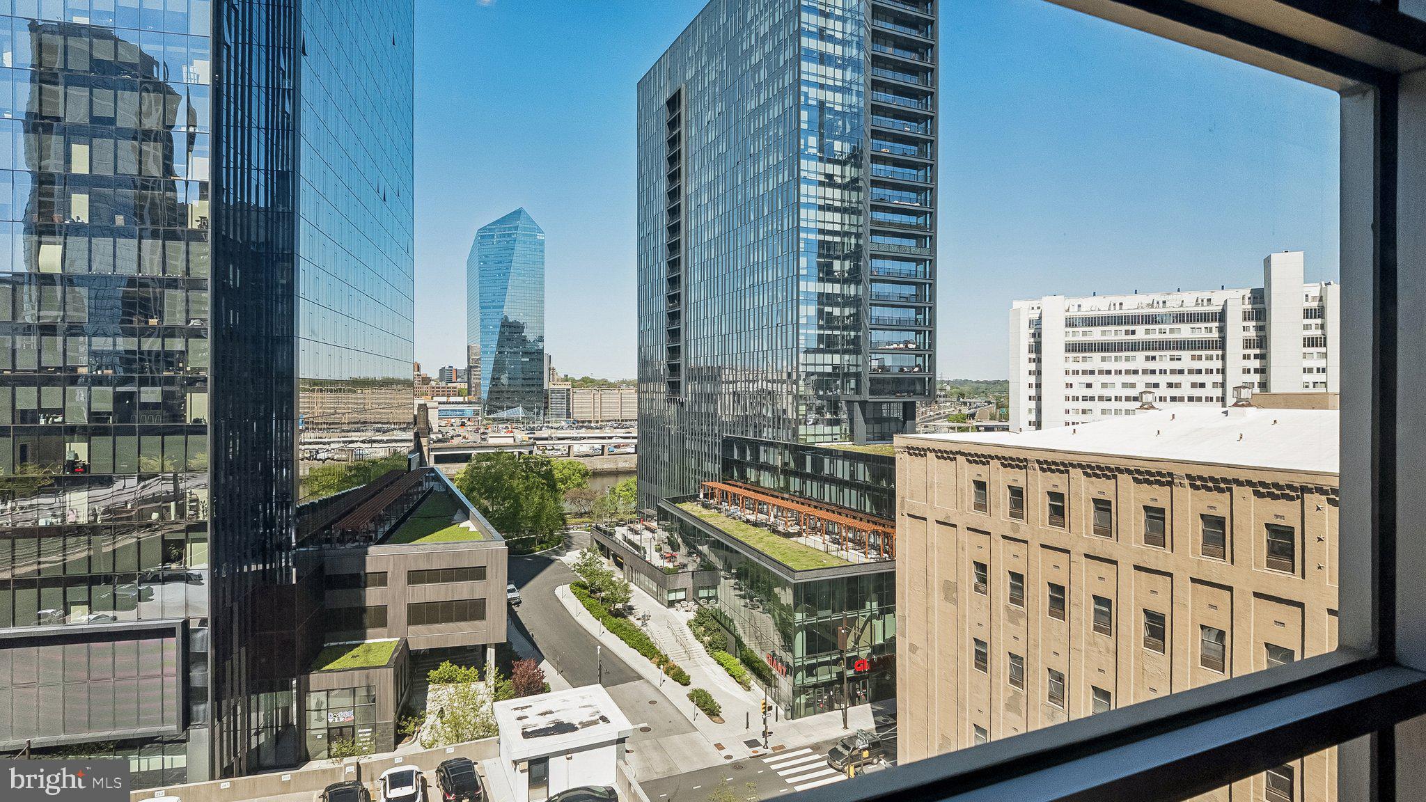 LOGAN SQUARE - Residential