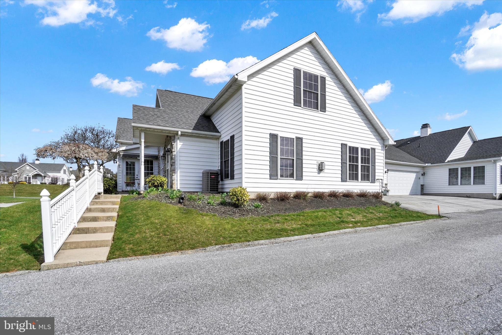VILLAS ON THE LAKE - Residential