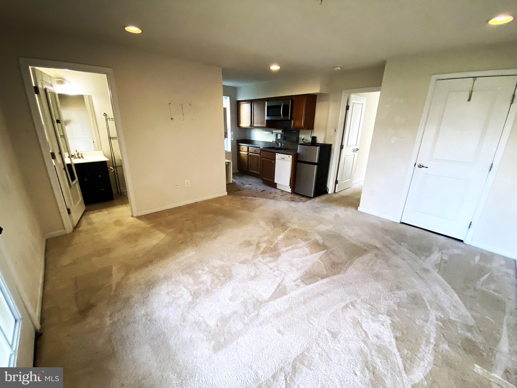 CREEKSIDE VILLAGE - Residential