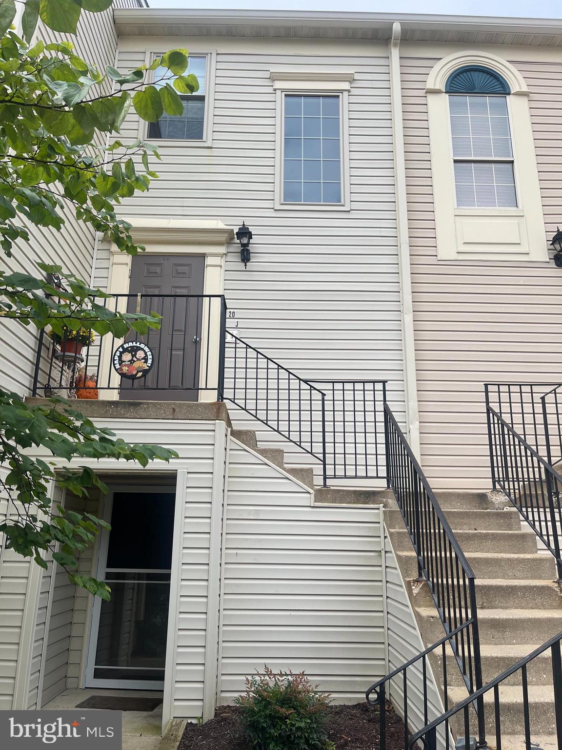 20 SANDSTONE COURT J