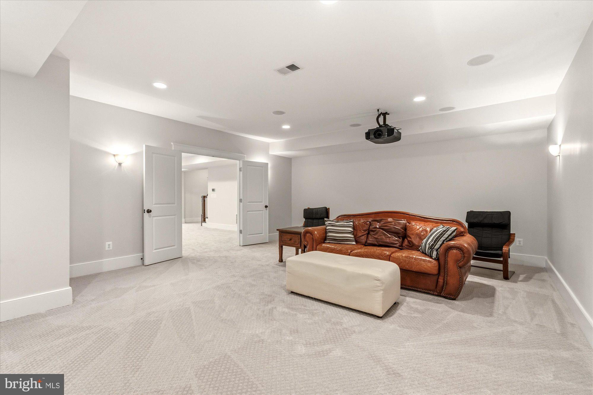 WILLIAMSBURG VILLAGE - Residential