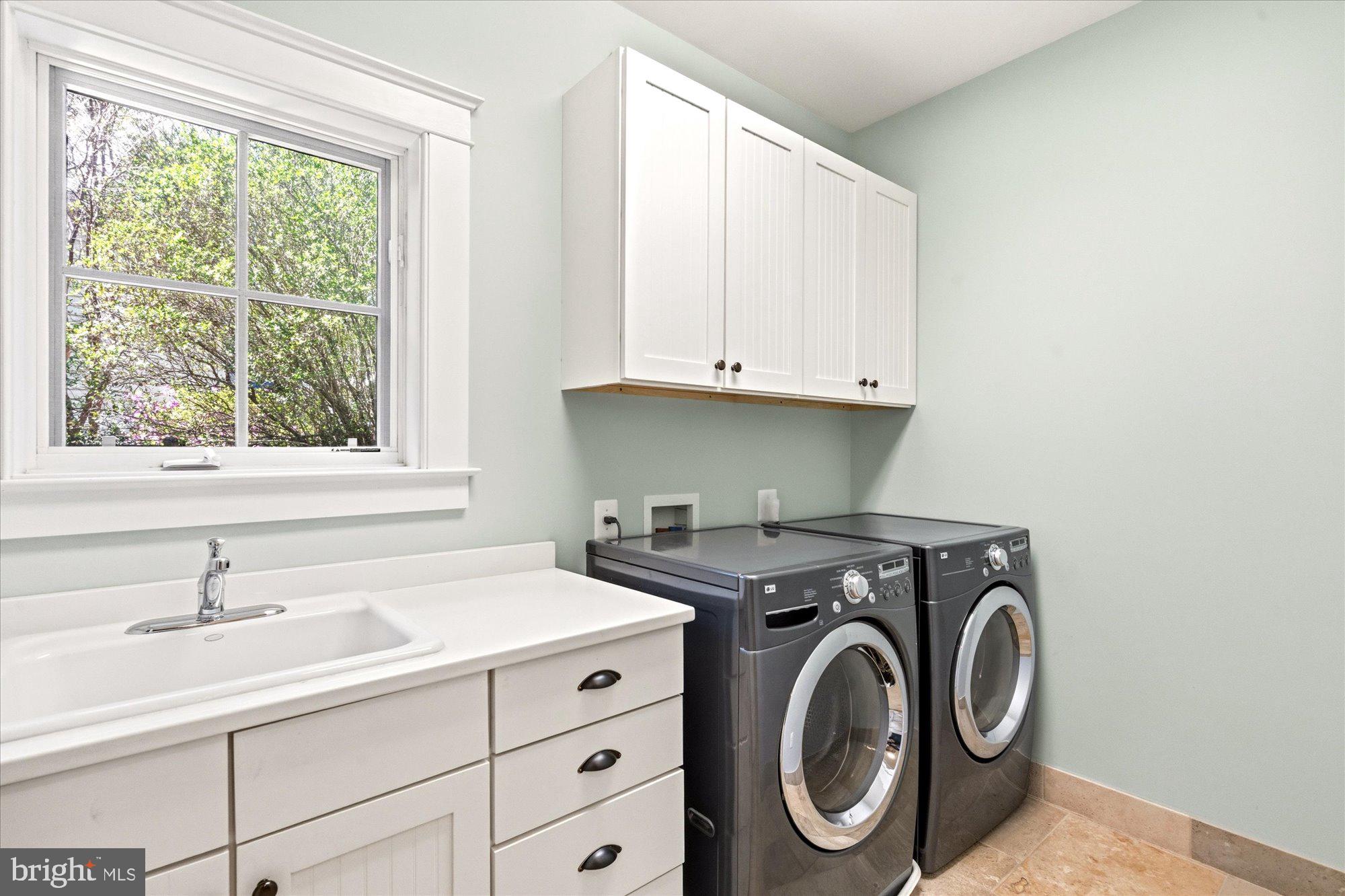 WILLIAMSBURG VILLAGE - Residential