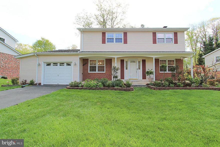 3LVL colonial with super sized 1 car garage in Orange Hunt Estates!!! Well maintained, well loved home offers 4 beds on UL w/master suite, renovated kitchen w/granite, updated windows, solarium, & large deck in rear for entertaining. Basement features large rec room & large utility room with much storage. Oak HW underneath new carpet on main and UL. See the beauty of these HWs in master BR and LR!