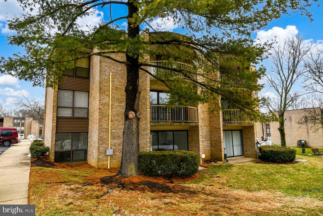 HUNTLEY SQUARE CONDOMINIUMS - Residential