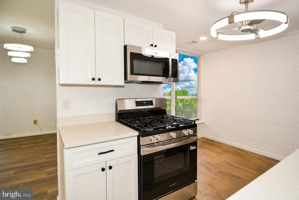 HUNTLEY SQUARE CONDOMINIUMS - Residential