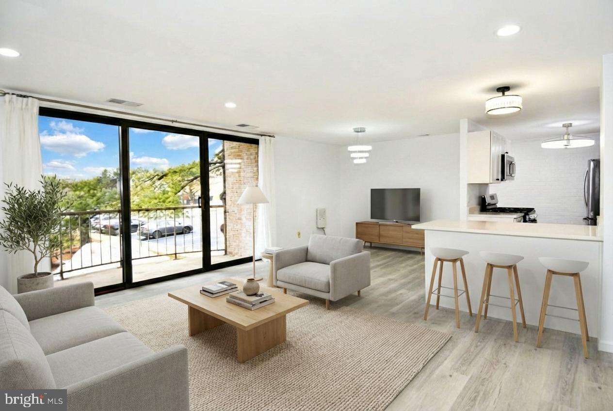 HUNTLEY SQUARE CONDOMINIUMS - Residential