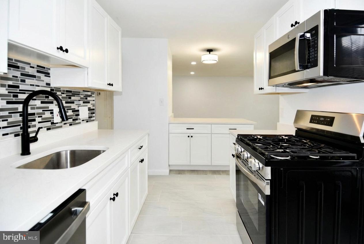 HUNTLEY SQUARE CONDOMINIUMS - Residential