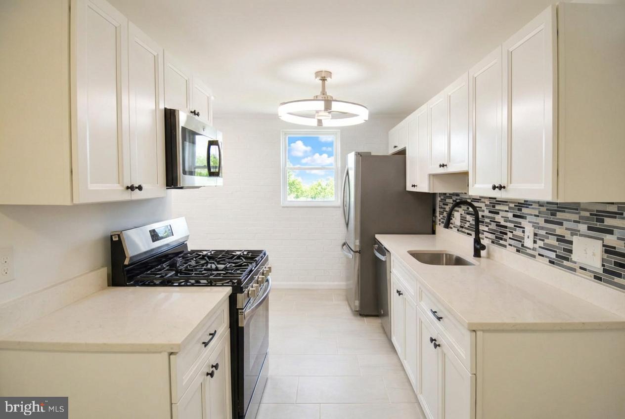 HUNTLEY SQUARE CONDOMINIUMS - Residential