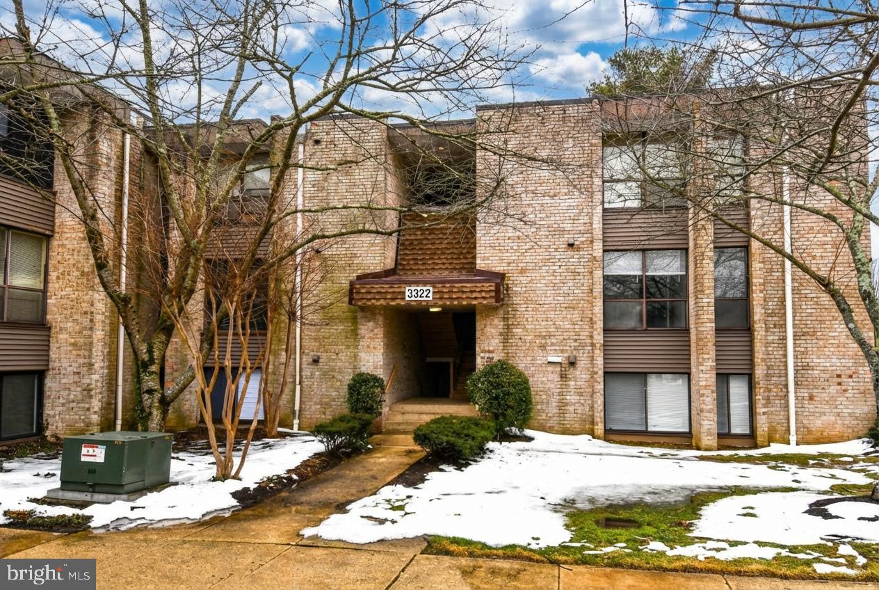 HUNTLEY SQUARE CONDOMINIUMS - Residential