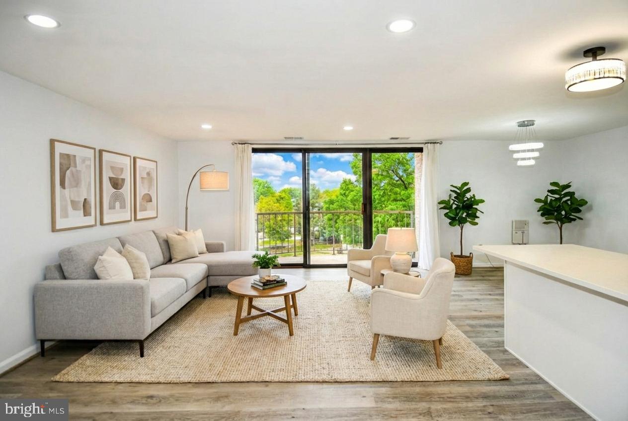 HUNTLEY SQUARE CONDOMINIUMS - Residential