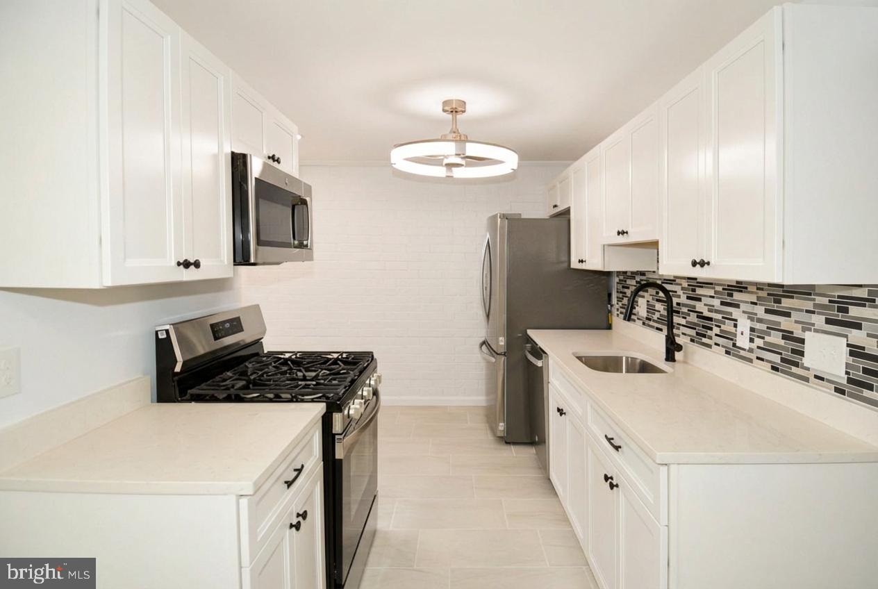 HUNTLEY SQUARE CONDOMINIUMS - Residential