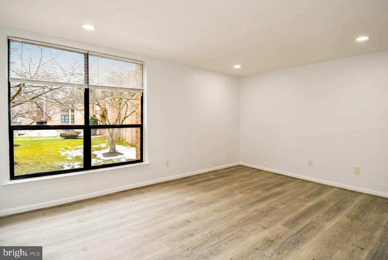 HUNTLEY SQUARE CONDOMINIUMS - Residential