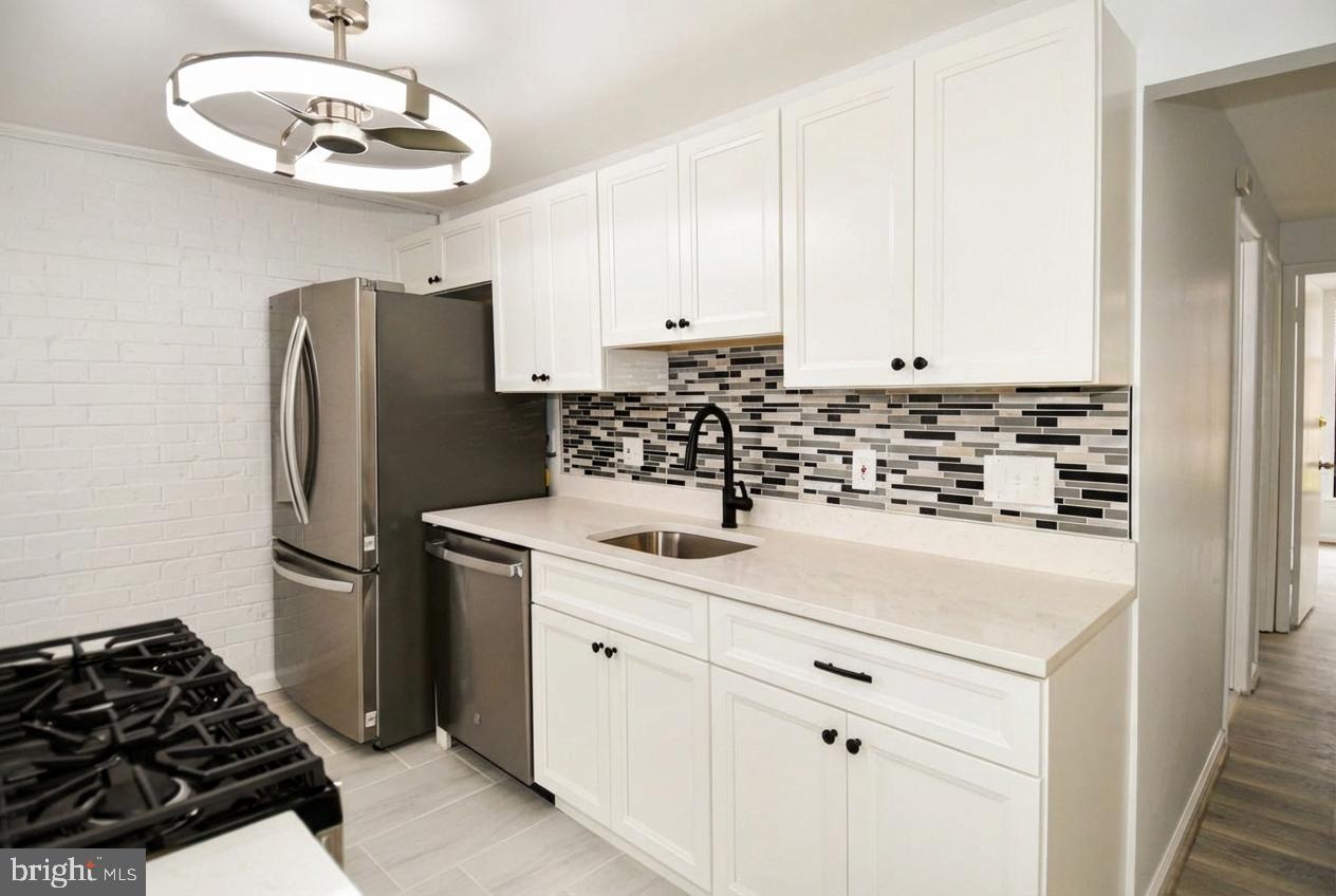 HUNTLEY SQUARE CONDOMINIUMS - Residential