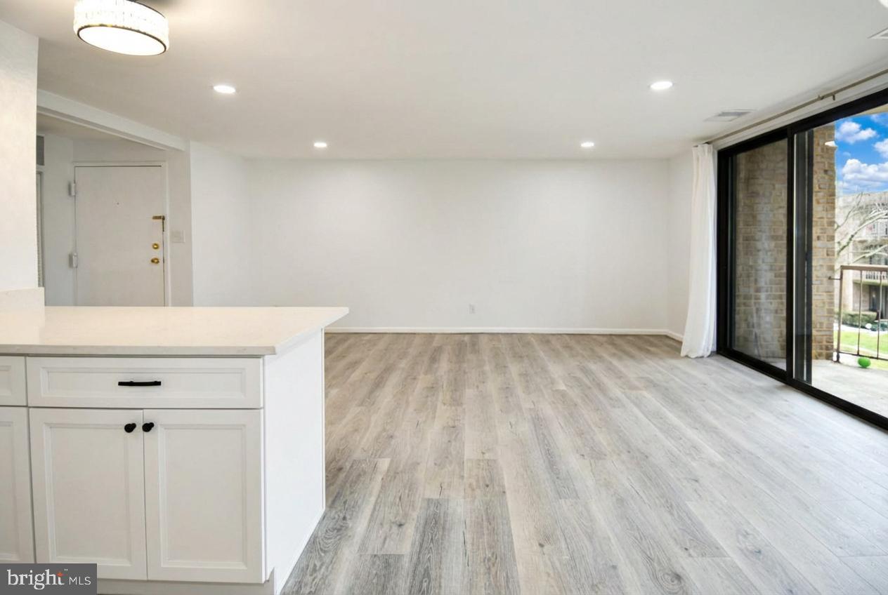 HUNTLEY SQUARE CONDOMINIUMS - Residential