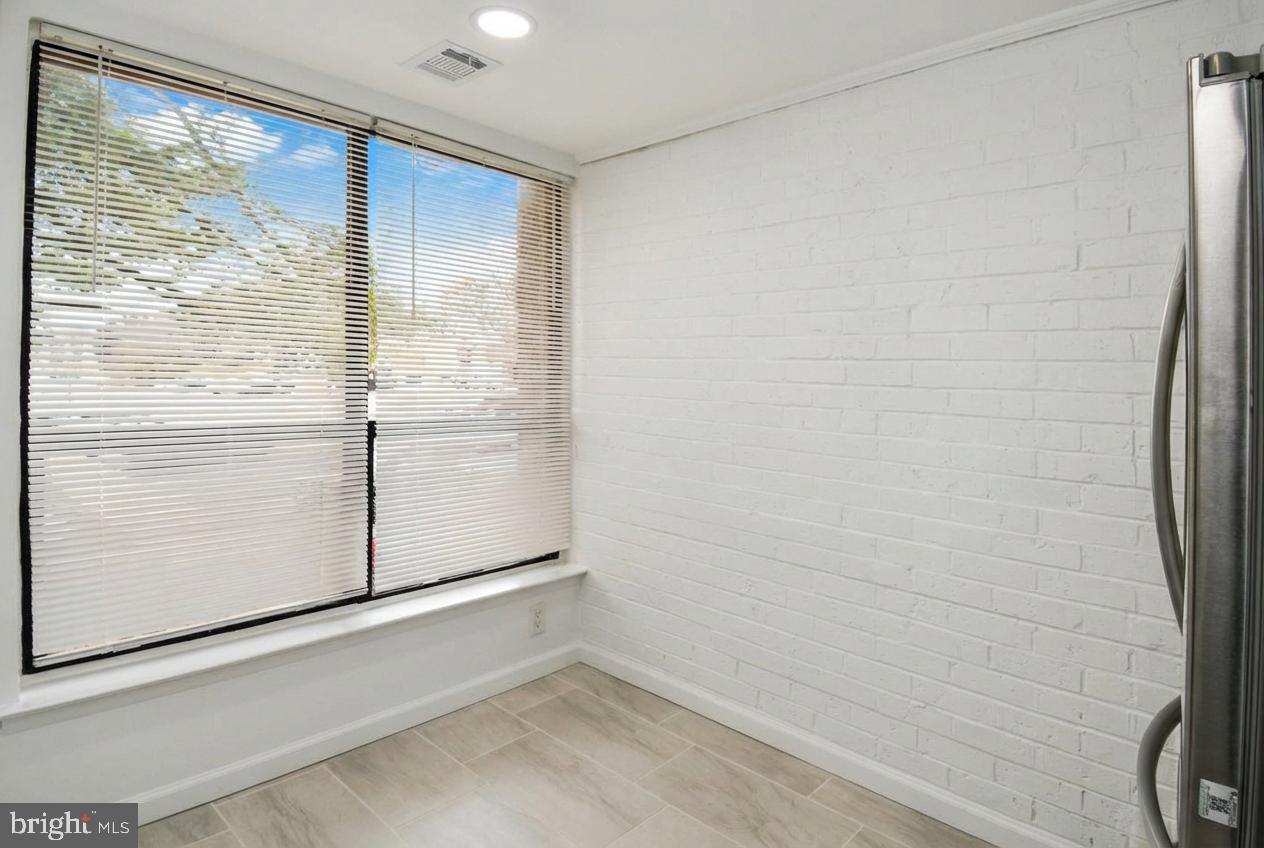 HUNTLEY SQUARE CONDOMINIUMS - Residential