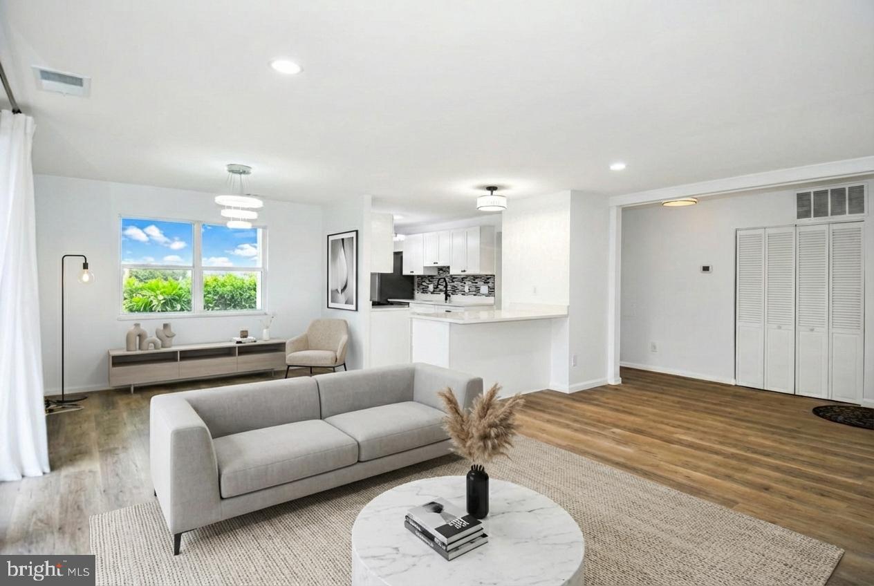 HUNTLEY SQUARE CONDOMINIUMS - Residential