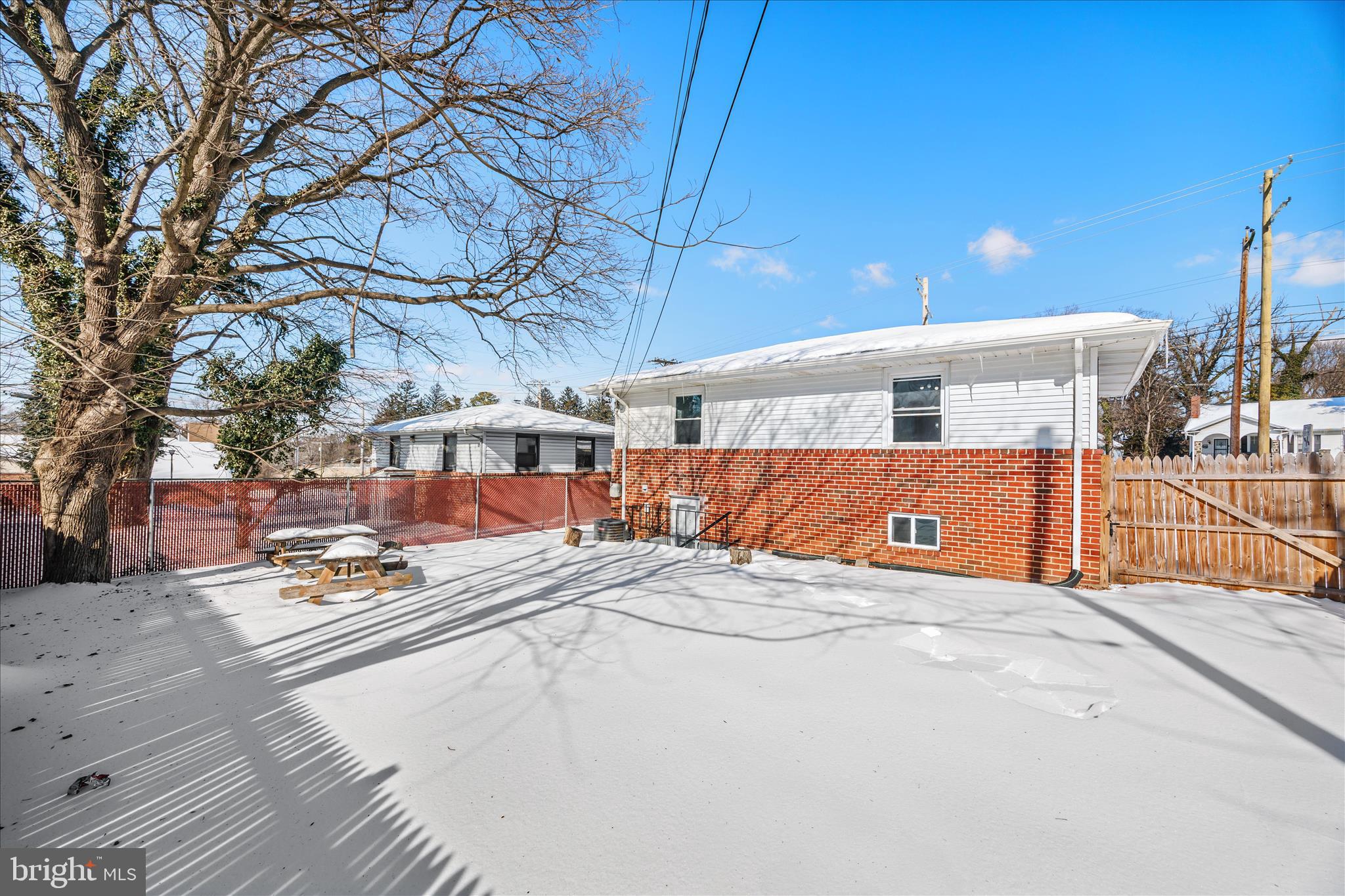 OAK COURT - Residential