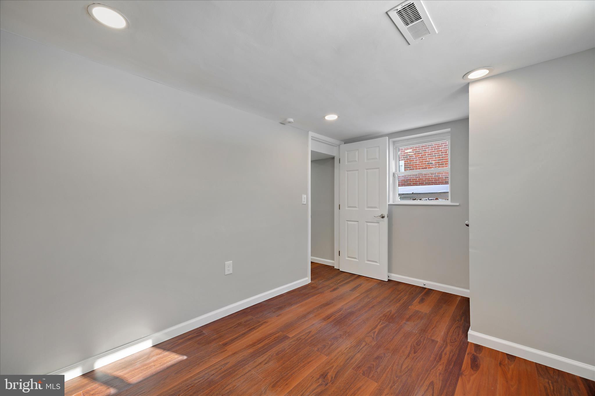 OAK COURT - Residential