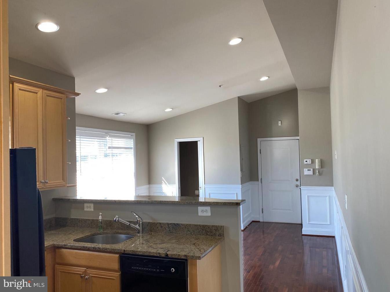 GREEKTOWN - Commercial Sale